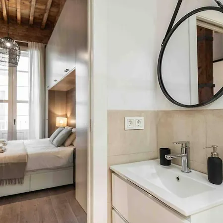 Eclectic & Elegant By Rems Apartment